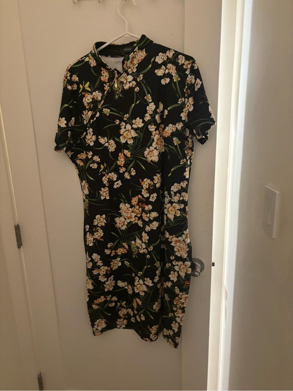 Floral Short-Sleeve Sheath Dress in Black and Cream